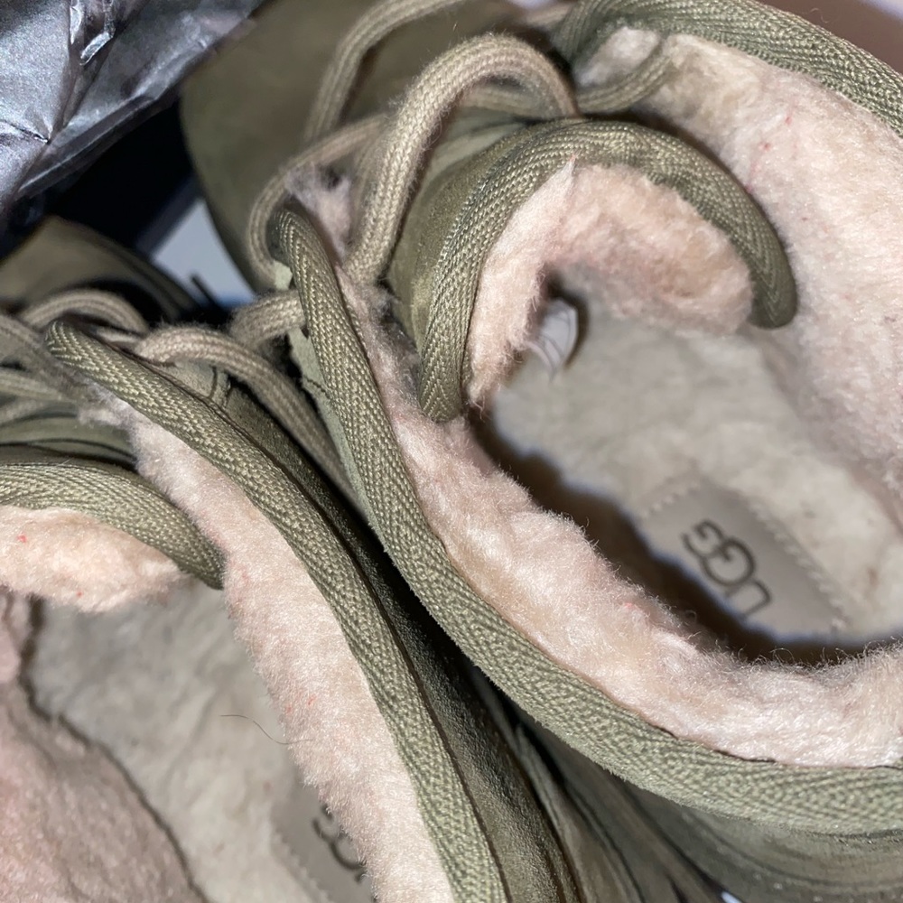 UGGS - Picture 6 of 6